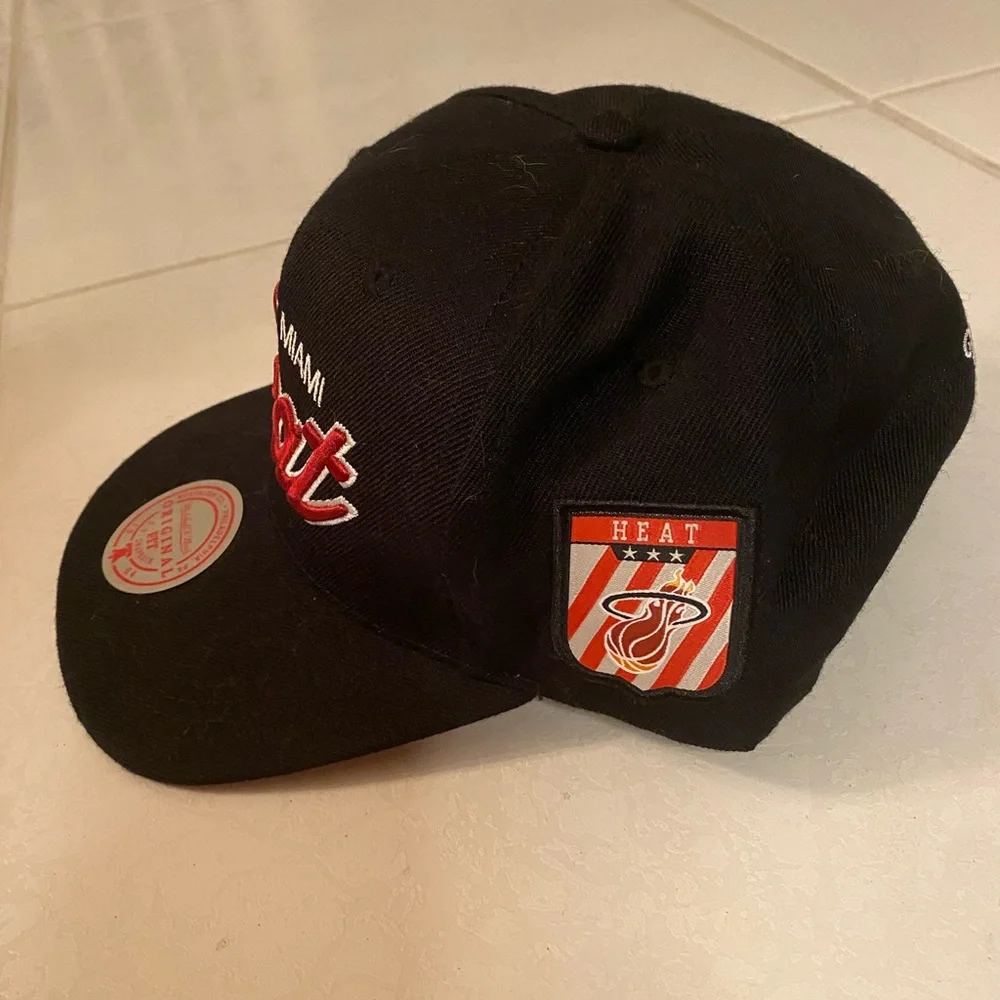 NWT! OFFICIALLY LICENSED NBA MIAMI HEAT TEAM SNAPBACK